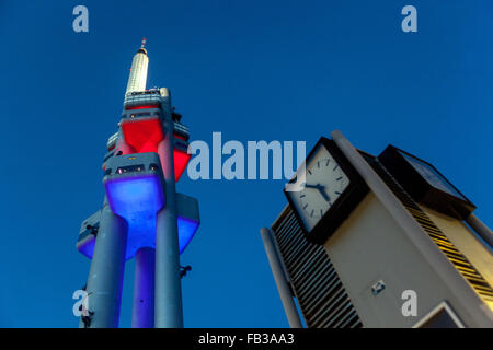 Zizkov TV Tower, Nachtbeleuchtung und krabbeln Babys von David Cerny, Prag, Tschechische Republik Stockfoto