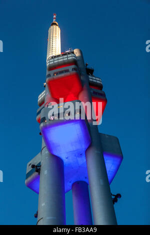 Prager Fernsehturm, Prager Zizkov Turm, Nachtbeleuchtung und Krabbelbabys von David Cerny, Tschechische Republik Stockfoto