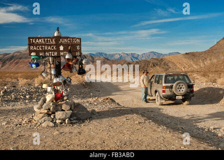 Reisenden im Wasserkocher Junction auf Rennstrecke Valley Road, Mojave-Wüste in Death Valley Nationalpark, Kalifornien, USA Stockfoto