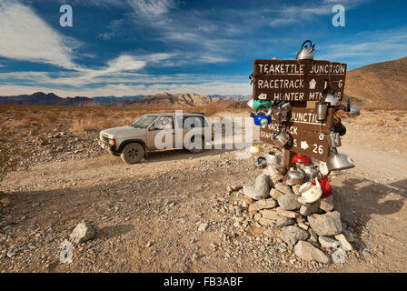 Reisenden im Wasserkocher Junction auf Rennstrecke Valley Road, Mojave-Wüste in Death Valley Nationalpark, Kalifornien, USA Stockfoto