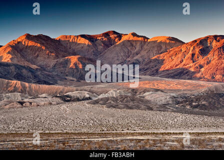 Owlshead Berge über Vertrauen Hills in Mojave-Wüste, Sonnenaufgang vom Jubiläums Pass Road, Death Valley Nat Park, Kalifornien Stockfoto