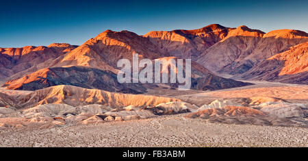 Owlshead Berge über Vertrauen Hills in Mojave-Wüste, Sonnenaufgang vom Jubiläums Pass Road, Death Valley Nat Park, Kalifornien Stockfoto