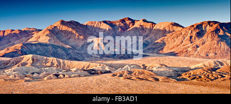 Owlshead Berge über Vertrauen Hills in Mojave-Wüste, Sonnenaufgang vom Jubiläums Pass Road, Death Valley Nat Park, Kalifornien Stockfoto