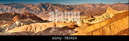 Felsformationen am Zabriskie Point, Panamint Range in Ferne, Sonnenaufgang, Mojave-Wüste, Death Valley Nationalpark, Kalifornien Stockfoto