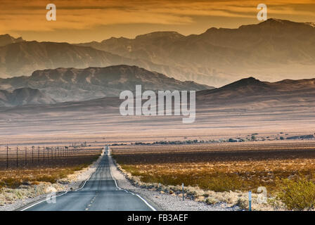 Spring Mountains in Nevada, Charleston Peak rechts gesehen 40 Meilen oder 65 km entfernt, in der Nähe von Death Valley Junction, Kalifornien, USA Stockfoto