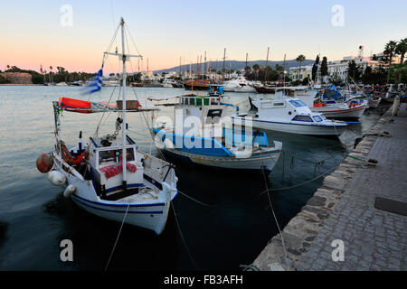 Segel- und Fischerboote in Kos Stadt Hafen, Insel Kos, Dodekanes Inselgruppe, Süd Ägäis, Griechenland. Stockfoto