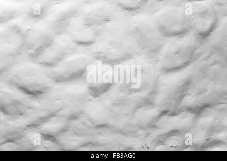 Raue ungleichmäßige weiss lackiert Steinmauer, Closeup Hintergrundtextur Foto Stockfoto