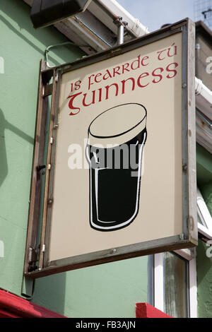 Guinness-Zeichen in gälischer Sprache, Ballyferriter Dorf, Halbinsel Dingle, Irland Stockfoto