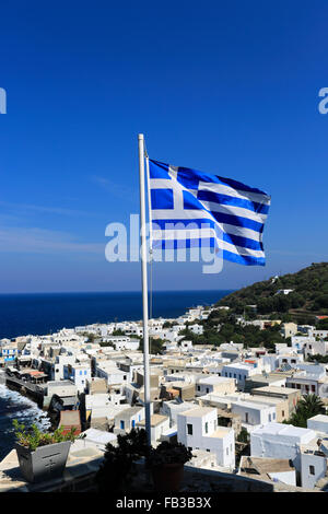 Sommer, griechische Flagge über Mandraki Town, die Hauptstadt der Vulkaninsel Nisyros, Dodekanes-Gruppe von Inseln, Süd Ägäis Stockfoto