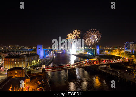 Eine Ansicht von Newcastle und Gateshead Kai um Mitternacht an Silvester mit Feuerwerk, die High Level Bridge entnommen Stockfoto