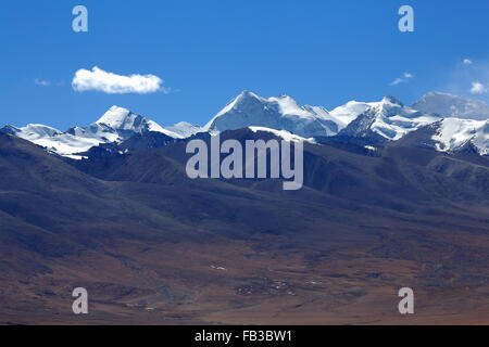 Blick auf den hohen Himalaya-Lapche oder Labuche Himal Abschnitt aus der tibetischen Hochebene Tingri-Rasen Bergstadt am 4348 Frau Tibet. Stockfoto