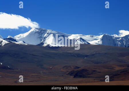 Ansicht des hohen Himalaya-Labuche oder Lapche Himal Abschnitts aus der tibetischen Hochebene Tingri-Rasen Bergstadt am 4348 Frau Tingri Stockfoto