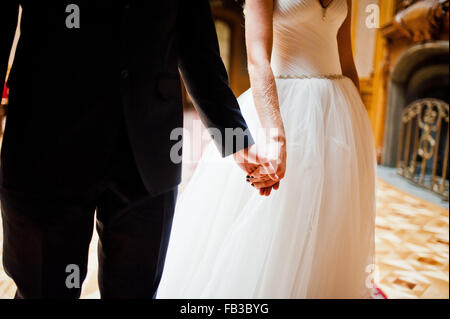 Hand in hand der elegante Hochzeit zu zweit am old Vintage House und Palast Stockfoto