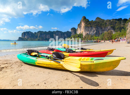 Kajaks am tropischen Strand, Aktivurlaub Konzept, geringe Schärfentiefe. Stockfoto