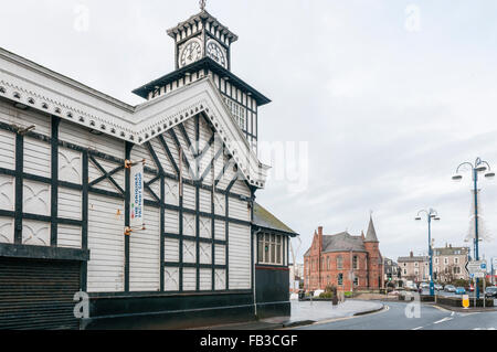 Der alte Bahnhof und Rathaus in Portrush Stockfoto