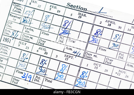 Aufzeichnungen der Beiträge auf einer nationalen Gesundheit und Renten-Versicherung-Karte von 1951 Stockfoto