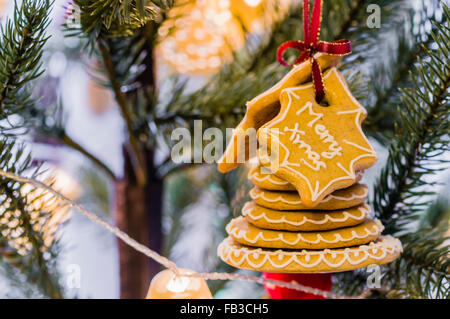 Traditionelle tschechische Weihnachtsdekoration aus Lebkuchen, in der Form einer Glocke hergestellt. Stockfoto
