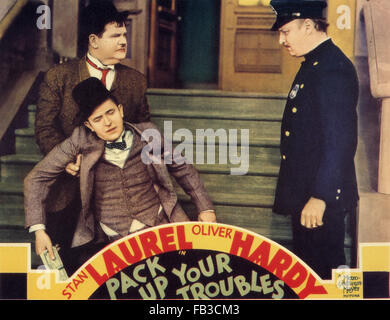 PICK YOUR TROUBLES 1932 MGM Film mit Laurel und Hardy. James Mason als der Polizist. Stockfoto