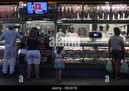 Sao Paulo, Brasilien. 8. Januar 2016. Kunden-Shop im Stadtmarkt in Sao Paulo, Brasilien, am 8. Januar 2016. Brasiliens IBGE Statistikbehörde kündigte am Freitag, dass das Land offiziell Inflationsindex, IPCA, 10,67 Prozent im Jahr 2015, den höchsten Wert seit 2002 erreicht. © Rahel Patras/Xinhua/Alamy Live-Nachrichten Stockfoto