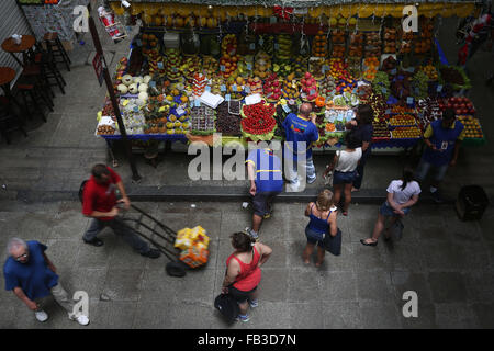 Sao Paulo, Brasilien. 8. Januar 2016. Kunden-Shop im Stadtmarkt in Sao Paulo, Brasilien, am 8. Januar 2016. Brasiliens IBGE Statistikbehörde kündigte am Freitag, dass das Land offiziell Inflationsindex, IPCA, 10,67 Prozent im Jahr 2015, den höchsten Wert seit 2002 erreicht. © Rahel Patras/Xinhua/Alamy Live-Nachrichten Stockfoto