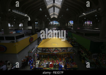 Sao Paulo, Brasilien. 8. Januar 2016. Verkäufer arbeiten an der Markthalle in Sao Paulo, Brasilien, am 8. Januar 2016. Brasiliens IBGE Statistikbehörde kündigte am Freitag, dass das Land offiziell Inflationsindex, IPCA, 10,67 Prozent im Jahr 2015, den höchsten Wert seit 2002 erreicht. © Rahel Patras/Xinhua/Alamy Live-Nachrichten Stockfoto