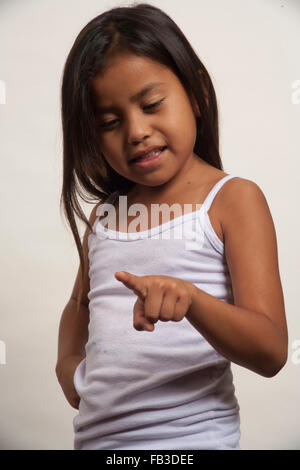 Eine demonstrative indianischen Mädchen Mitglied des Acjachemen Stammes zählt Zahlen an den Fingern. MODEL-RELEASE Stockfoto