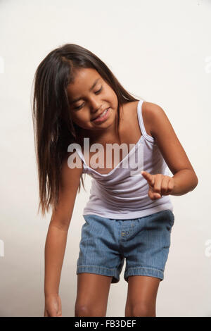 Eine demonstrative indianischen Mädchen Mitglied des Acjachemen Stammes zählt Zahlen an den Fingern. MODEL-RELEASE Stockfoto