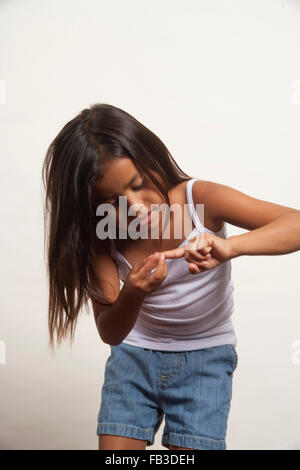 Eine demonstrative indianischen Mädchen Mitglied des Acjachemen Stammes zählt Zahlen an den Fingern. MODEL-RELEASE Stockfoto