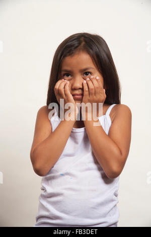 Eine demonstrative indianischen Mädchen Mitglied des Stammes Acjachemen bedeckt ihr Gesicht im Schüchternheit. MODEL-RELEASE Stockfoto