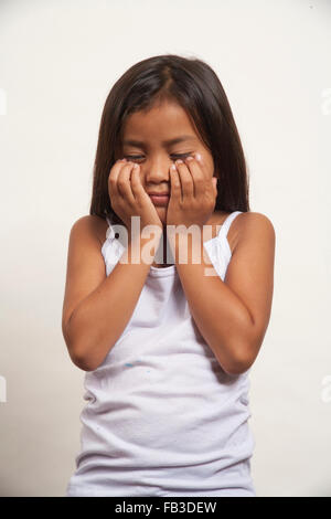 Eine demonstrative indianischen Mädchen Mitglied des Stammes Acjachemen bedeckt ihr Gesicht im Schüchternheit. MODEL-RELEASE Stockfoto