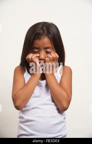 Eine demonstrative indianischen Mädchen Mitglied des Stammes Acjachemen deckt ihr Gesicht in Traurigkeit. MODEL-RELEASE Stockfoto