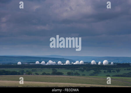 Unter dunklen Wolken in der Landschaft von North Yorkshire aussehen weißen Radome der RAF Menwith Hill, Harrogate, riesige Golfbälle. England, GB, UK. Stockfoto