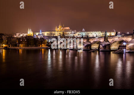 Ein Blick auf die Skyline von Prag in Richtung der Kleinseite (Kleinseite) in der Nacht im Winter. Reflexionen können gesehen werden, der Stockfoto