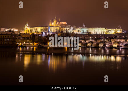 Ein Blick auf die Skyline von Prag in Richtung der Kleinseite (Kleinseite) in der Nacht im Winter. Reflexionen können gesehen werden, der Stockfoto