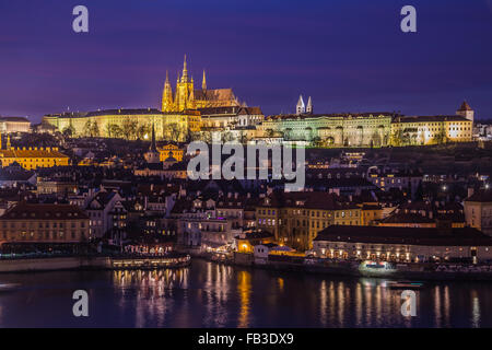 Blick Prag Skyline in der Abenddämmerung von der Altstadt auf der Kleinseite. Bunte Gebäude und die Prager Burg zu sehen. Stockfoto