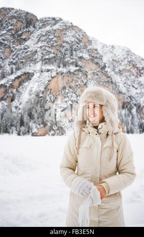 Magische Mischung aus Wintersaison und Berg Landschaft schaffen die perfekte Stimmung. Glückliche junge Frau in weißem Fell und Pelz Hut Stockfoto