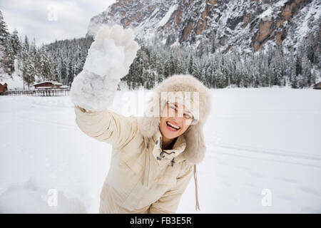 Magische Mischung aus Wintersaison und Berg Landschaft schaffen die perfekte Stimmung. Glückliche junge Frau in weißem Fell und Pelz Hut w Stockfoto