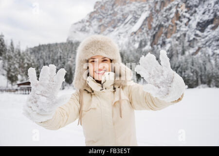 Magische Mischung aus Wintersaison und Berg Landschaft schaffen die perfekte Stimmung. Closeup auf schneebedeckten Fäustlinge, zeigt glücklich Stockfoto