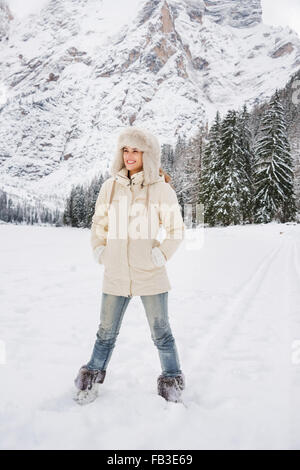 Magische Mischung aus Wintersaison und Berg Landschaft schaffen die perfekte Stimmung. In voller Länge Portrait von lächelnde junge Frau in whit Stockfoto