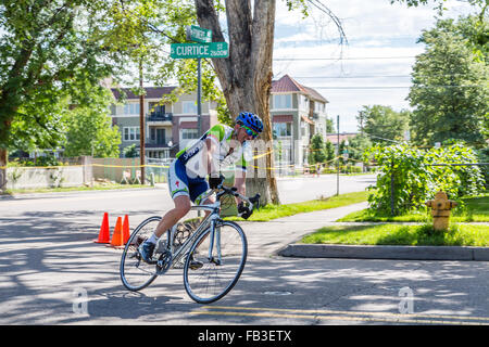 Profi-Radrennen durch Wohnstraßen von Denver, Colorado Stockfoto