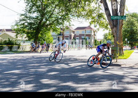 Profi-Radrennen durch Wohnstraßen von Denver, Colorado Stockfoto