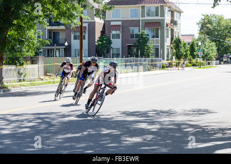 Profi-Radrennen durch Wohnstraßen von Denver, Colorado Stockfoto