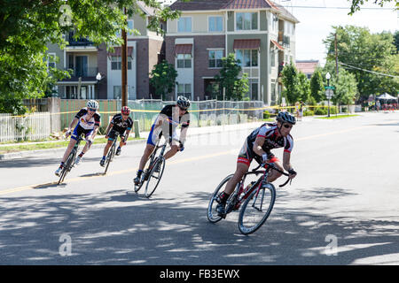 Profi-Radrennen durch Wohnstraßen von Denver, Colorado Stockfoto