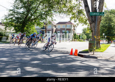 Profi-Radrennen durch Wohnstraßen von Denver, Colorado Stockfoto