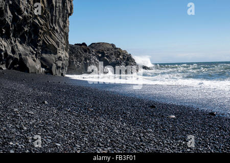 Die berühmten schwarzen Basalt Sand Strand und Klippen in der Nähe von Vik, Island Stockfoto