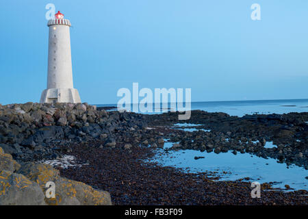 Leuchtturm in der Abenddämmerung in Akranes, Island arbeiten. Stockfoto