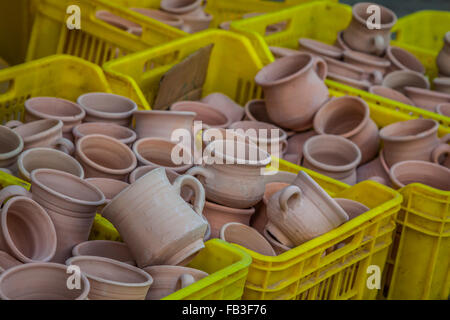 Rustikale handgemachte Keramik Ton braun Terrakotta Tassen Souvenirs im Straße Handwerkermarkt in Gafsa, Tunesien Stockfoto