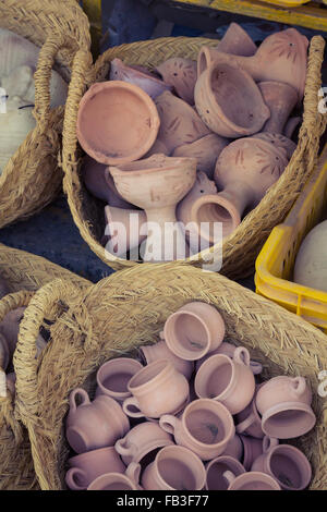 Rustikale handgemachte Keramik Ton braun Terrakotta Tassen Souvenirs im Straße Handwerkermarkt in Gafsa, Tunesien Stockfoto