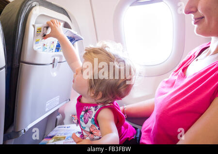 Mutter mit 1 Jahr altes Baby im Flugzeug reisen Stockfoto