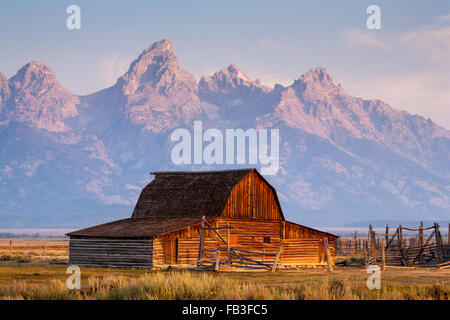 Die Teton Mountains werden durch Waldbrand oberhalb der Moulton Scheune auf Mormone Zeile im Grand-Teton-Nationalpark, Wyoming Rauch verdeckt. Stockfoto